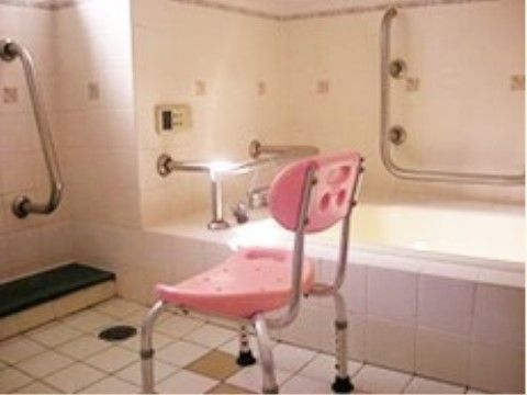 シャワーチェアーが設置された浴室
