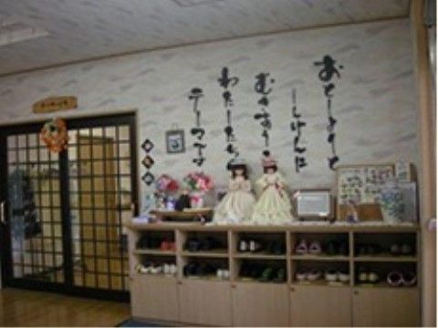 花や人形が飾られた玄関