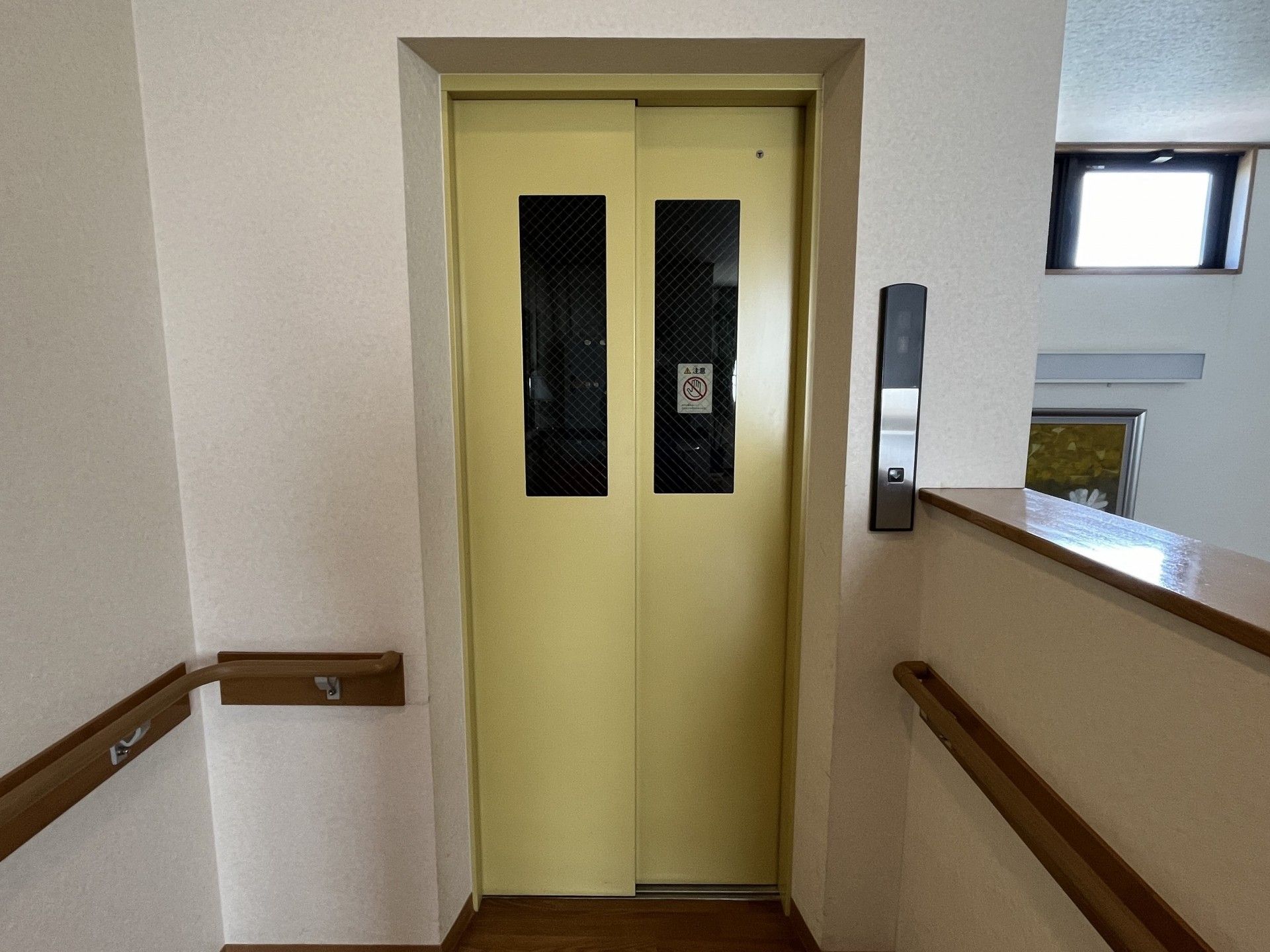 安全なエレベーター入口