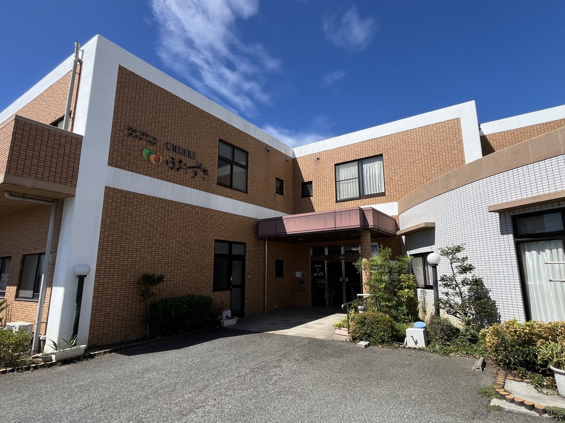 ゆったりとした入口の施設外観