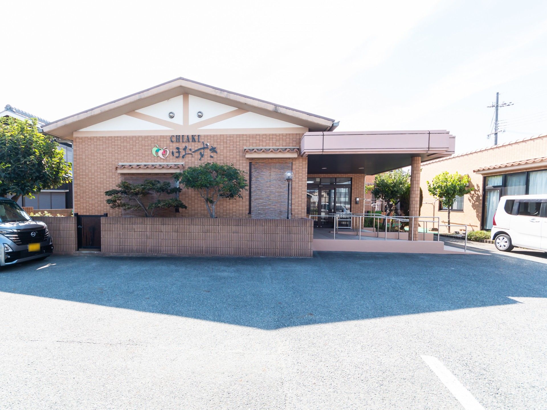 高齢者と介助スタッフ