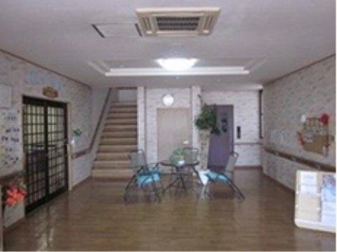 階段前にテーブルセットが配置された共有スペース
