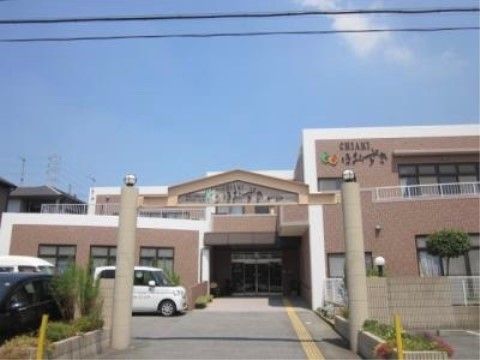 屋根の付いたエントランスのある高齢者施設の外観
