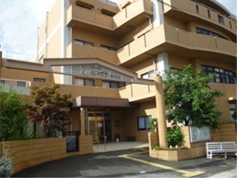 4階建てのグループホームの外観