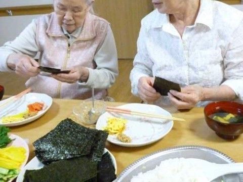 手巻き寿司を楽しむ高齢者