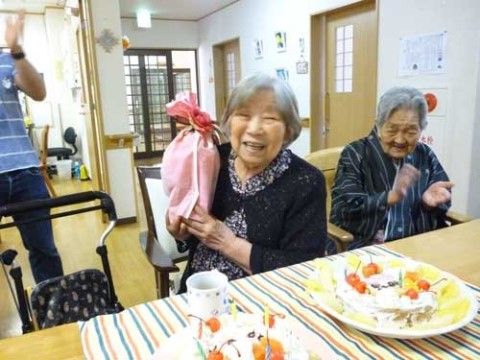 笑顔でプレゼントを受け取る高齢者