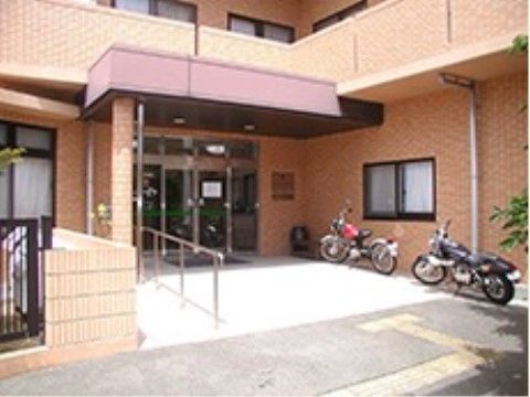 手すりが設置されたエントランス
