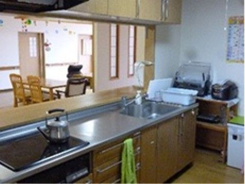 カウンター式のキッチンが設置された共有スペース