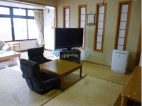 テレビとローテーブルが設置された和室リビング