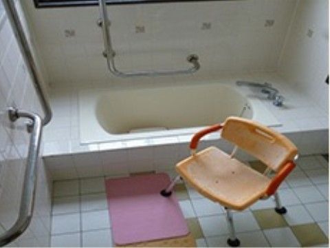 シャワーチェアーが設置された浴室