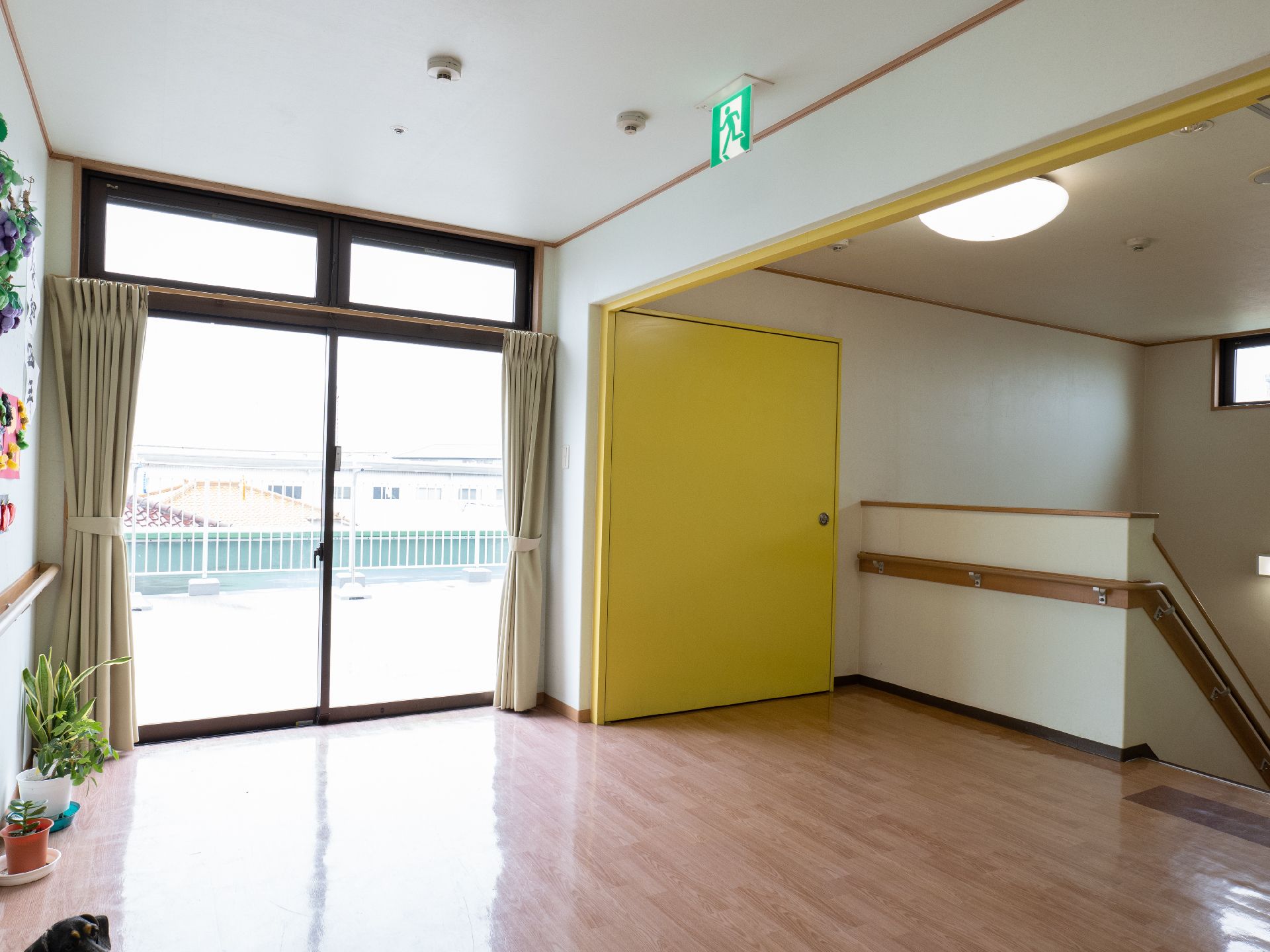 バリアフリー化され、手すりが設置されている廊下
