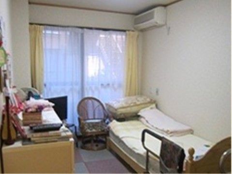 CHIAKIほおずき神戸垂水の居室。エアコン、介護用ベッド、緊急コールなど完備
している。