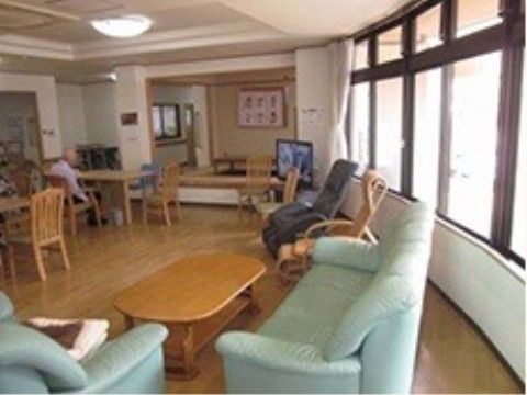 テーブルとソファーが設置された共用リビング