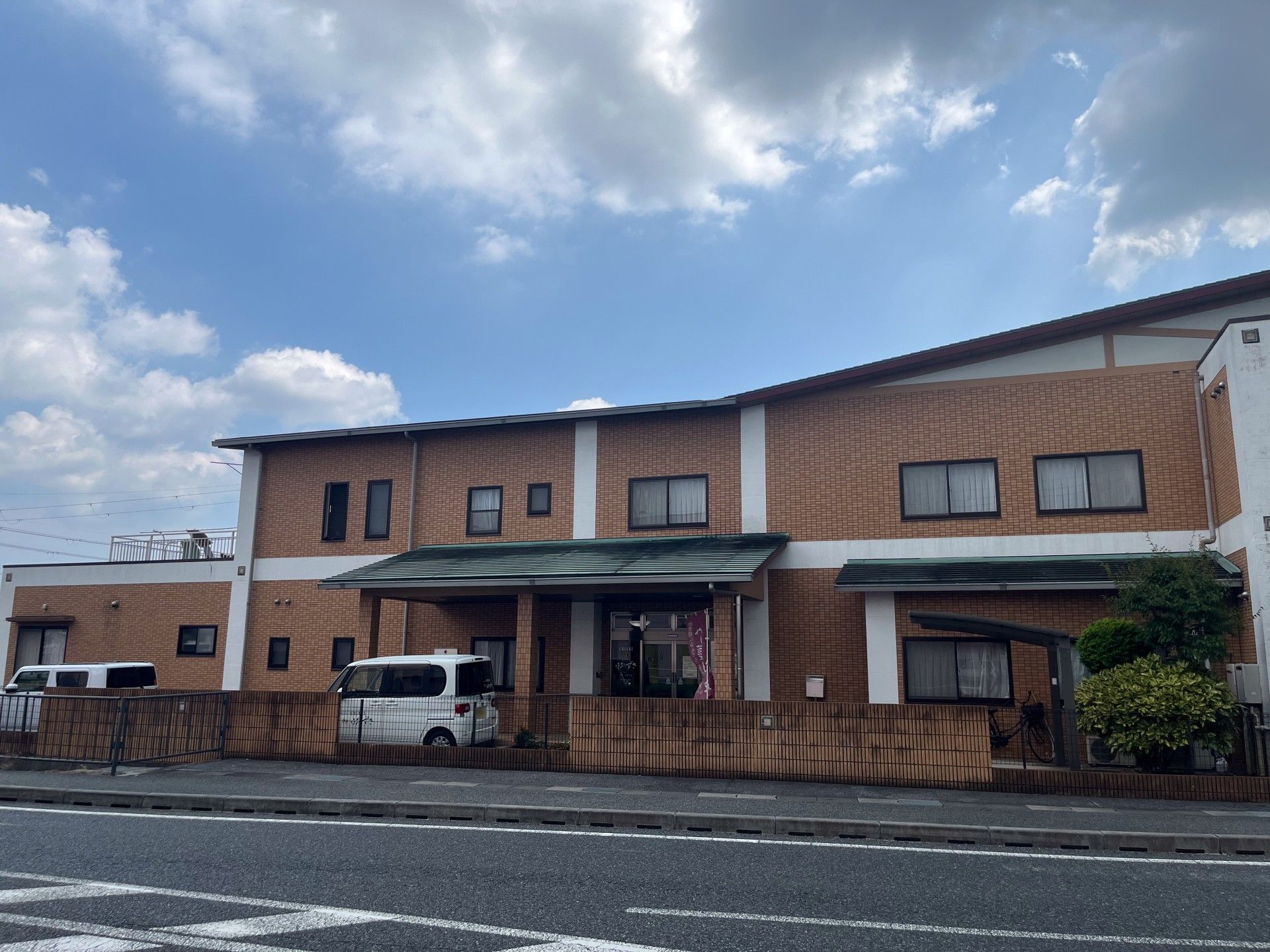 ゆったりとした外観の建物