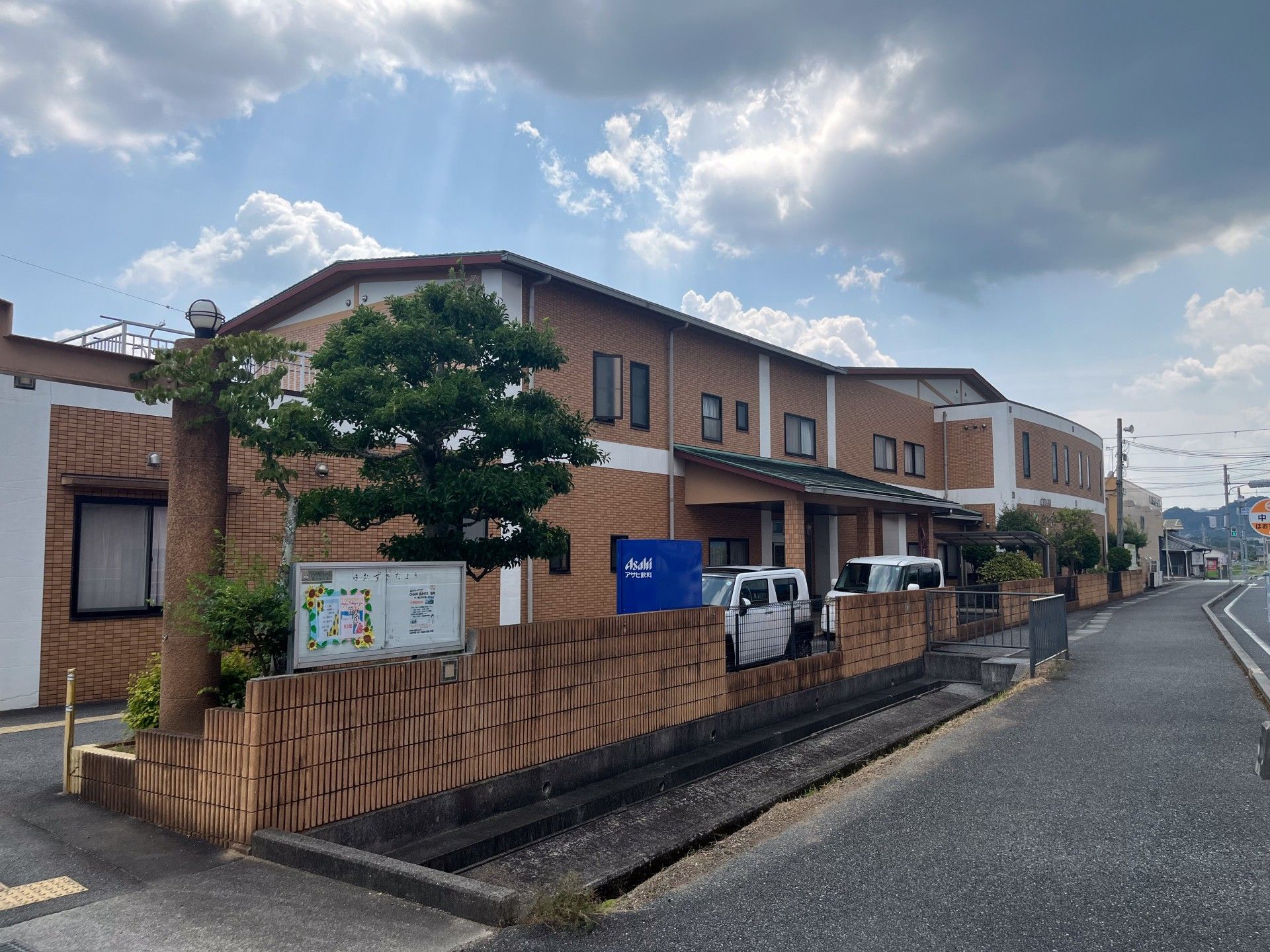 ゆったりとした外観の建物