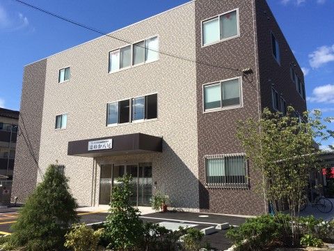 「ほのか八尾」青空がに映える建物外観