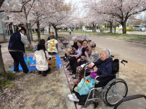 「ほのか八尾」お花見を楽しむ入居者様