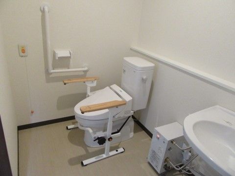「ほのか八尾」手すりの付いたトイレは入居者様の動作をサポートします。