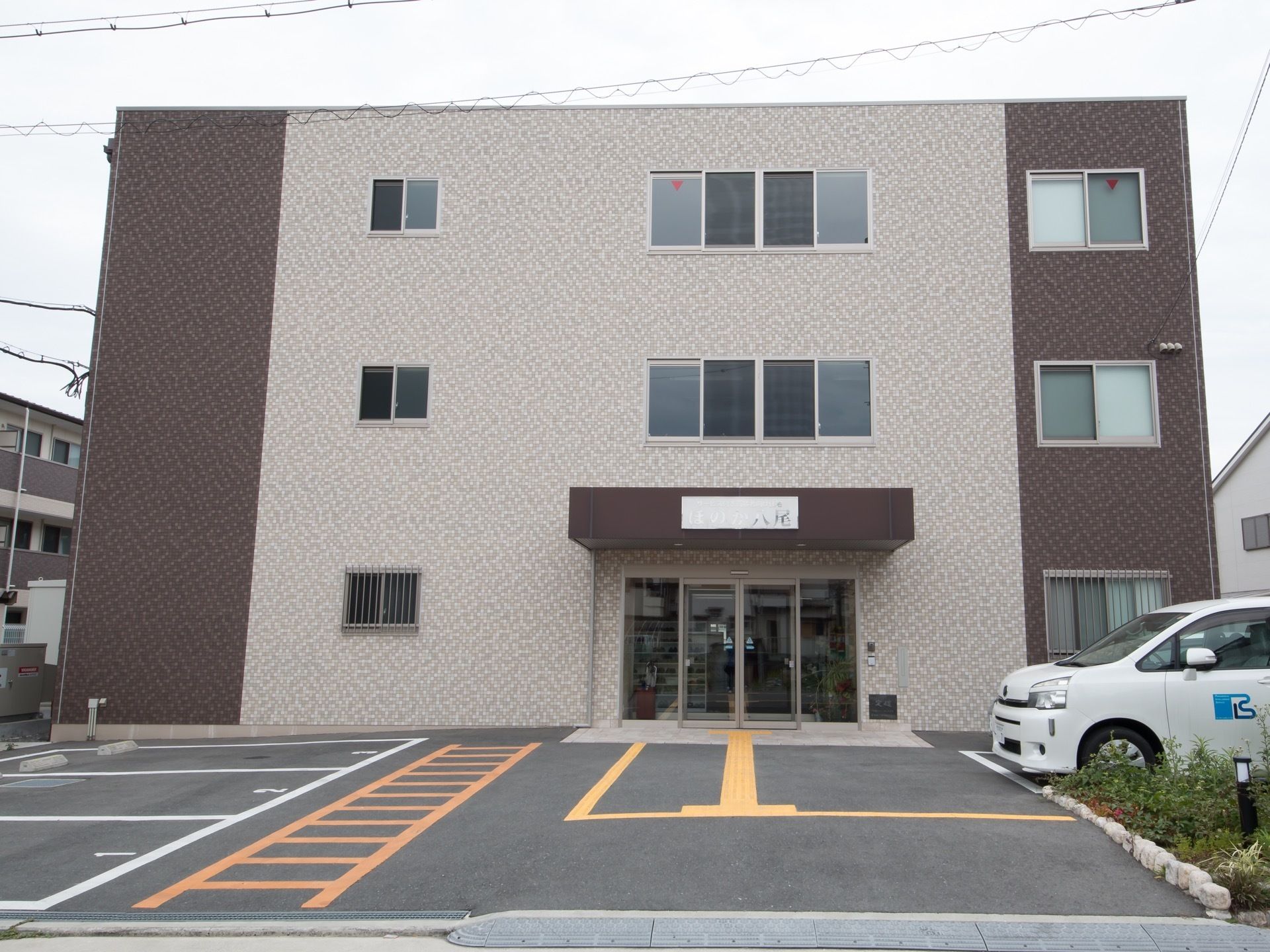 鉄筋コンクリート造り３階建ての施設は、広い駐車場を完備している。遠方の来訪者様も気兼ねなくお越しいただける。