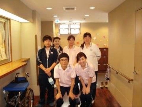 利用者の生活をサポートしていくスタッフが並んだ写真