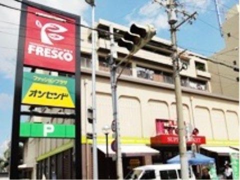 午前9時から午後10時まで営業しているスーパーの看板である。気軽に徒歩でいける距離にあり、日用品を購入することができる。