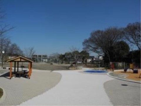 整備されたばかりの公園である。子供達が遊ぶ遊具も揃っており、小さい子供から大人までゆったりと過ごすことができる。