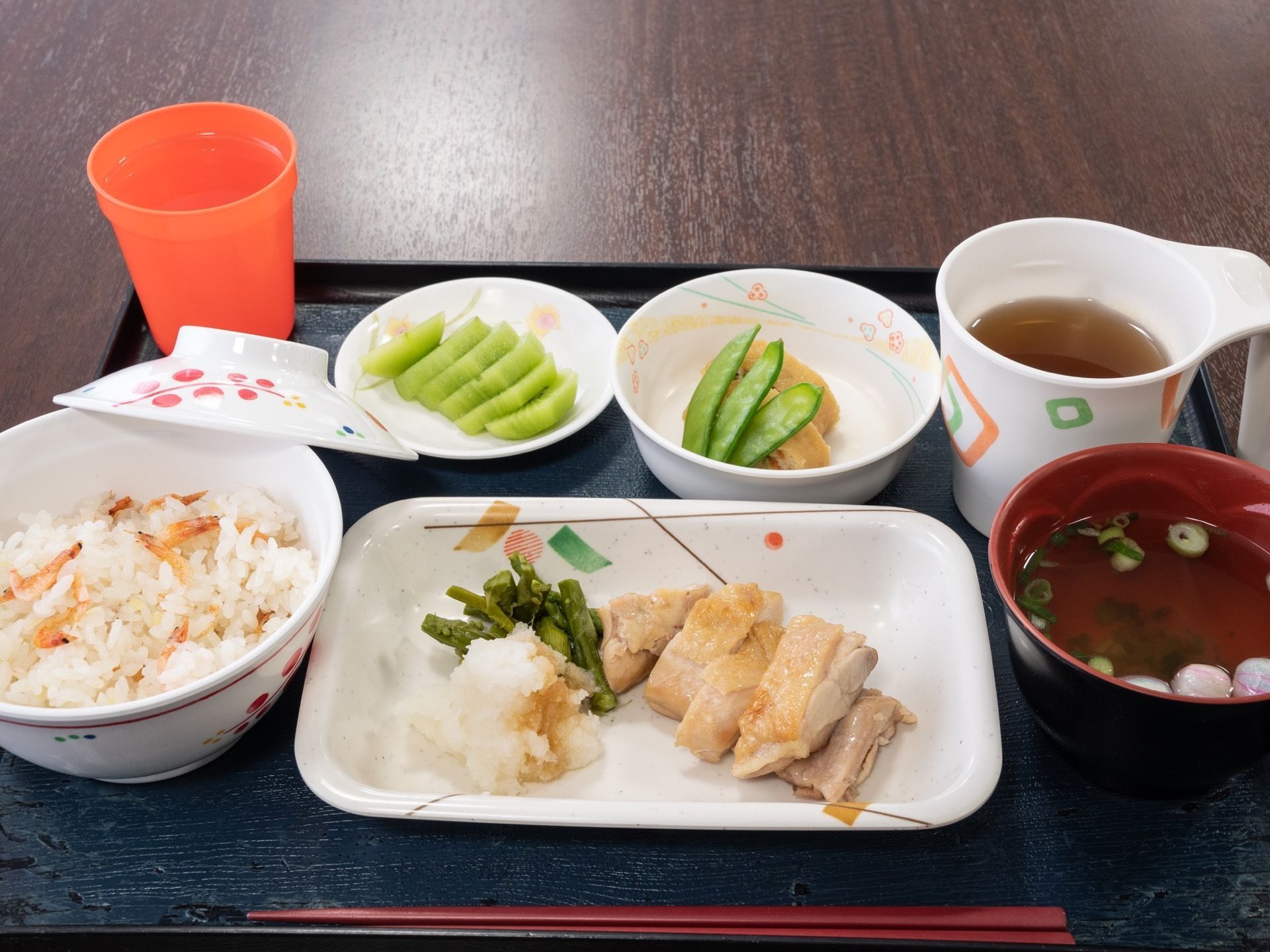 共同食堂で提供される毎日の食事の一例。主催にボリューム感のある肉料理もあり、バラエティー豊かなメニューがある。