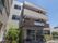 マンション風の3階建ての建物である。白い壁に透明な自動ドアが付いている。玄関屋根には、施設名の看板が取り付けられている。