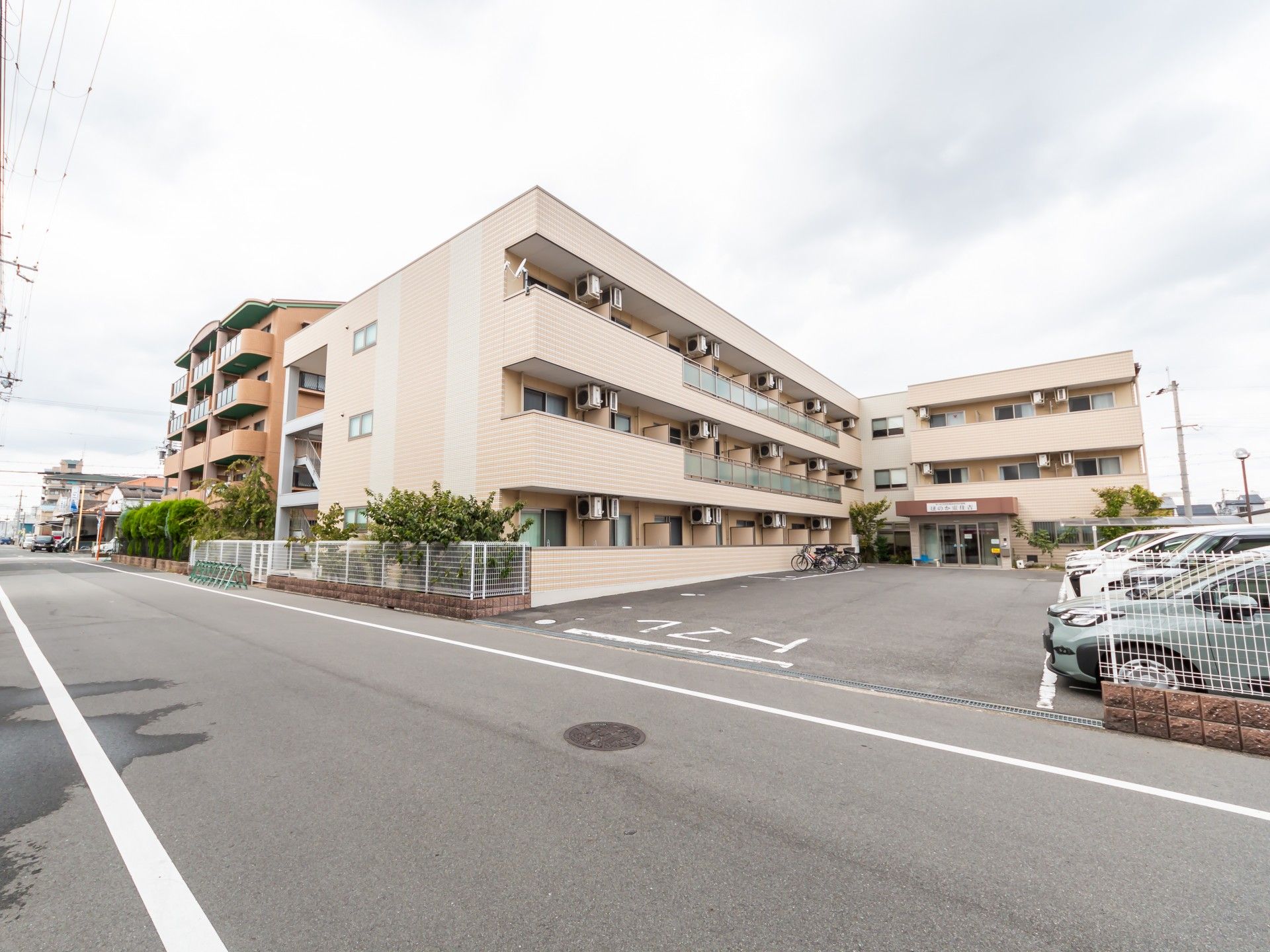 ゆったりとした外観の建物