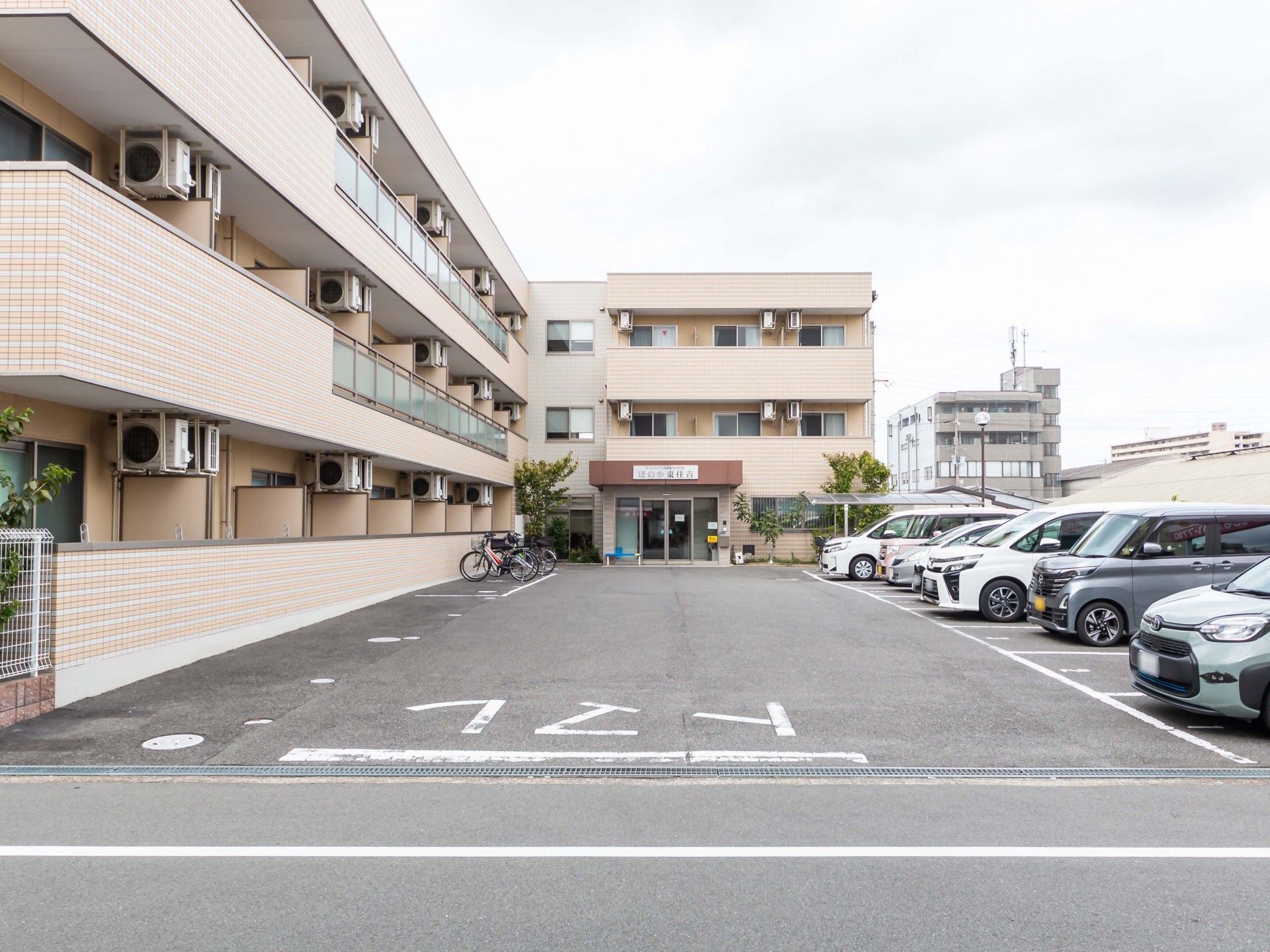 ゆったりとした駐車場の建物