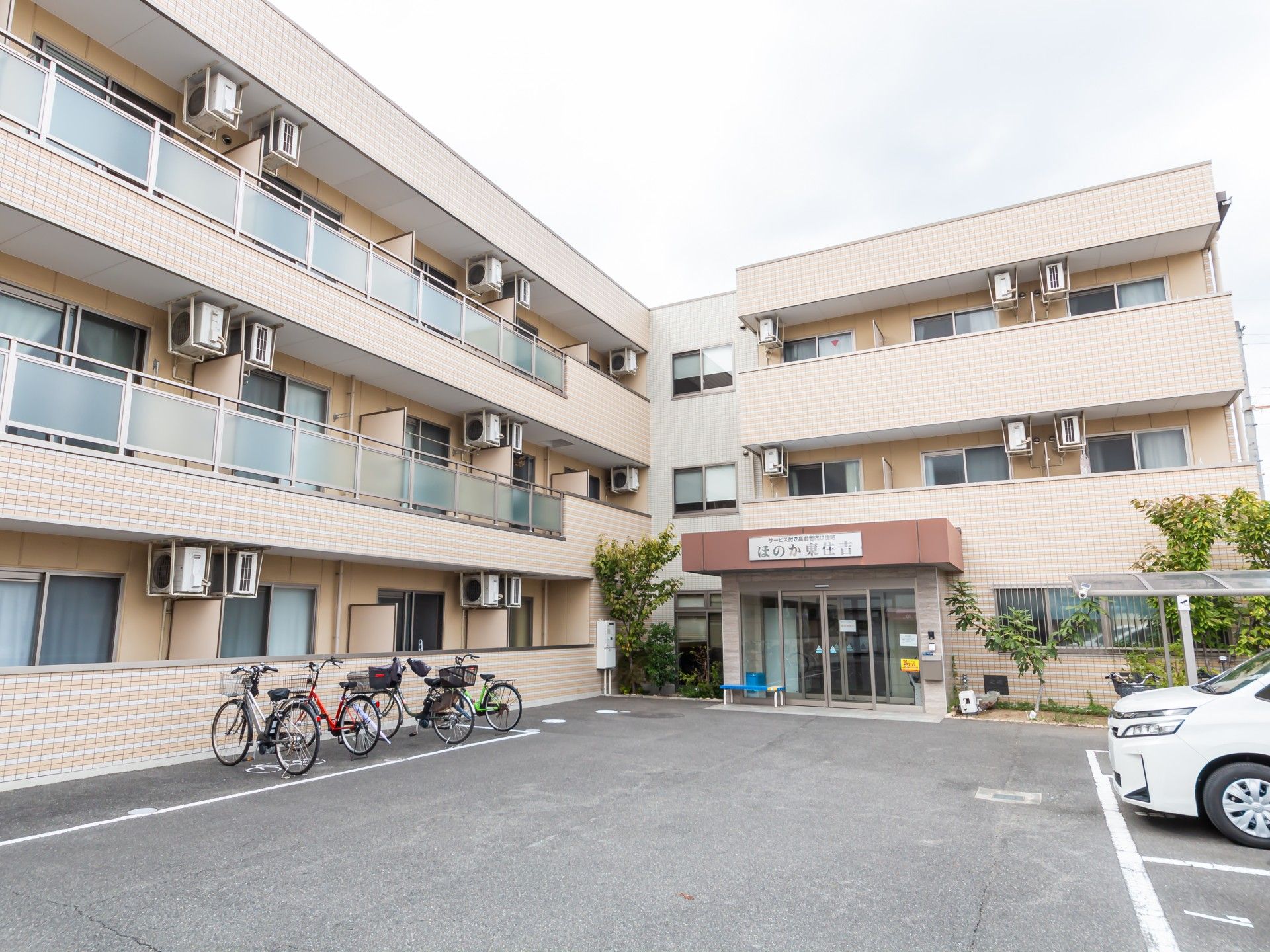 多階層の建物正面