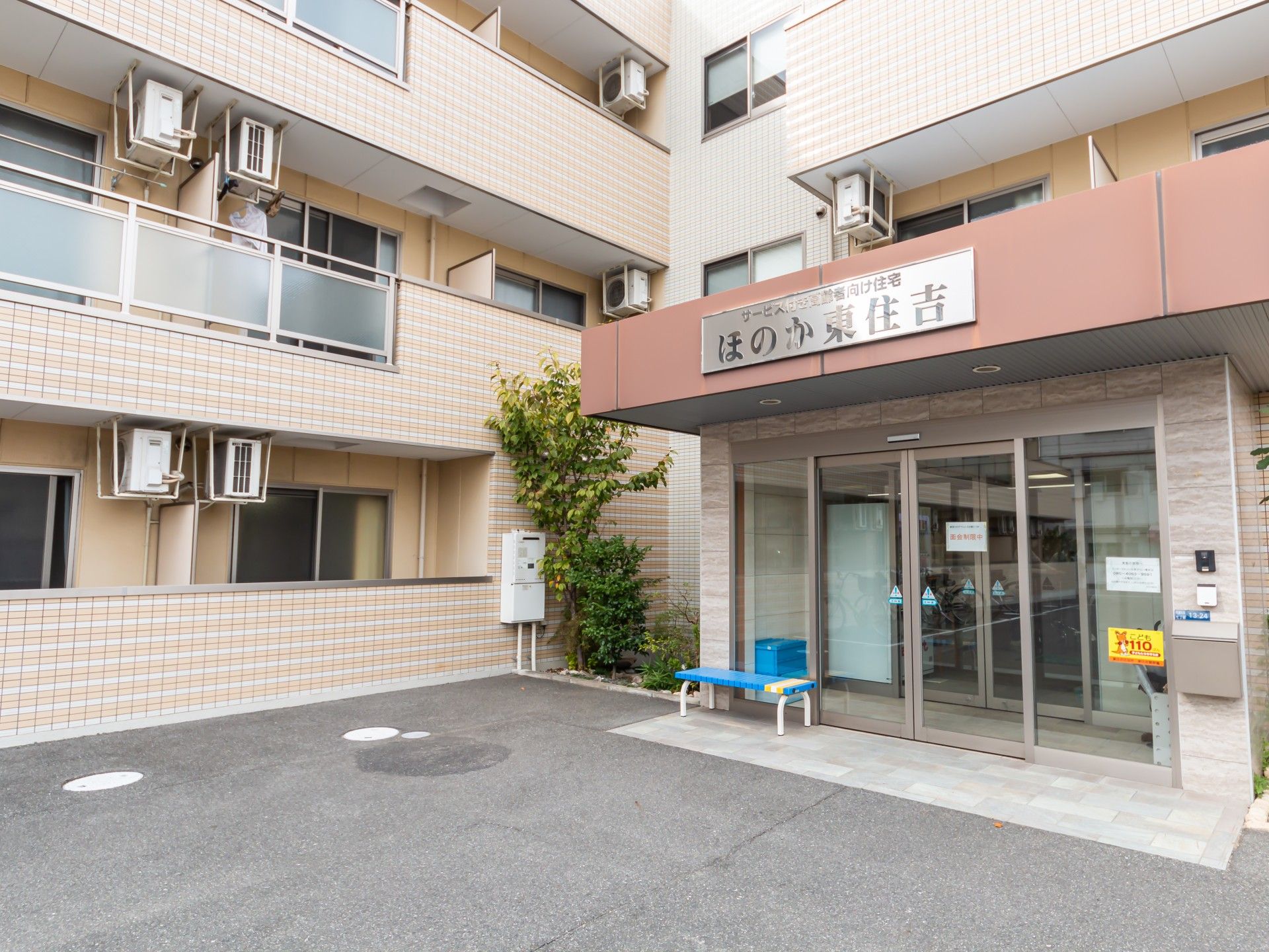 明るい入口の建物正面