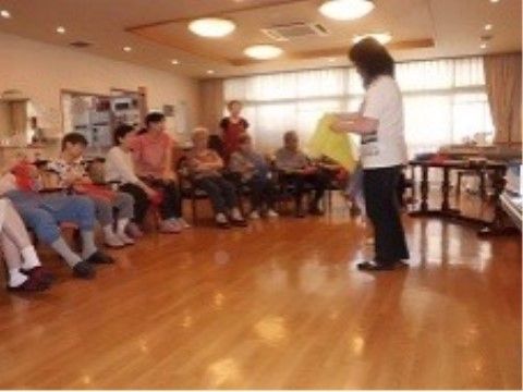 施設内で出し物のイベントを楽しんでいる利用者様方の写真