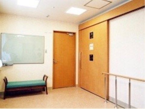 フラットで段差のないエレベーター前のエントランスホール