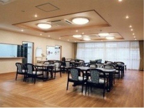 シックなデザインのイスとテーブルが並べられた食堂リビング