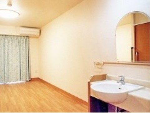全個室にトイレや洗面台が設置されている居室スペース