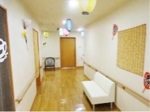壁に季節の装飾が施された長椅子が用意されている廊下