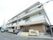 白と茶色を基調とした３階建の建物である。２階以上にはベランダが備わっている。玄関前に自動販売機が置かれている。