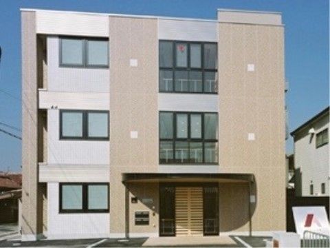 モダンな作りに茶色ベースの色合いが優しい3階建ての施設外観