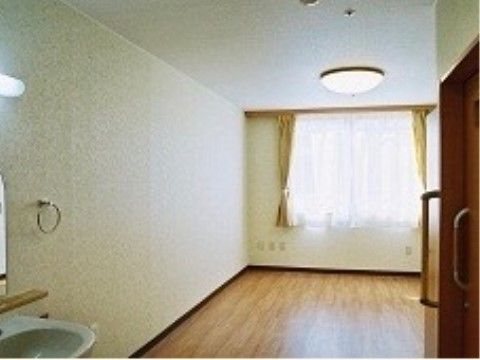 トイレや洗面が完備されたあたたかい木目床の居室スペース