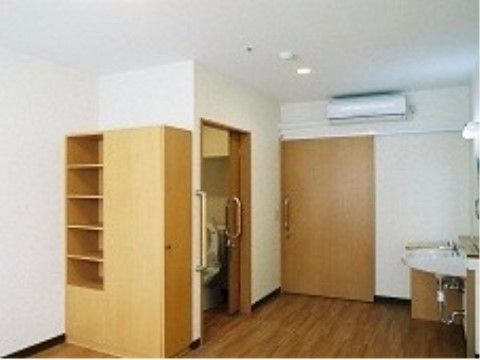 トイレや洗面、家具が置かれている居室スペースの一角