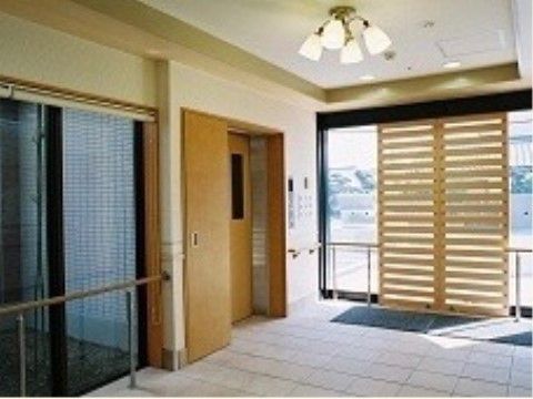 両開きの自動ドアですぐ横にエレベーターがあるエントランス