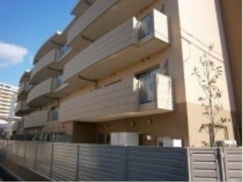 「ソルケア西中島」良いマンションのような重厚な造りの施設外観