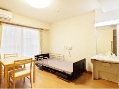 「ソルケア西中島」ベッドやテーブルが楽に配置可能な居室