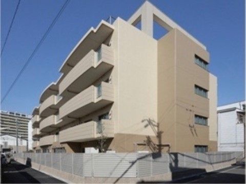「そんぽの家 西中島」良いマンションのような重厚な造りの建物外観