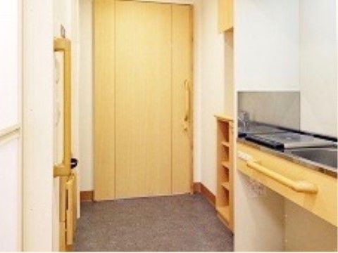 「そんぽの家 西中島」居室の玄関にはシューボックスを完備しております。