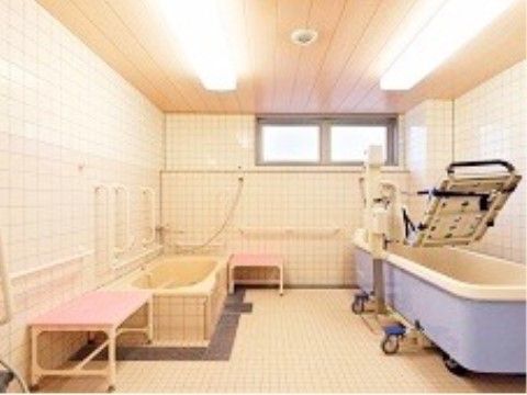 「そんぽの家 西中島」浴室は介護浴のご用意もありますので、身体を不自由にされている入居者様も快適に入浴いただけます。