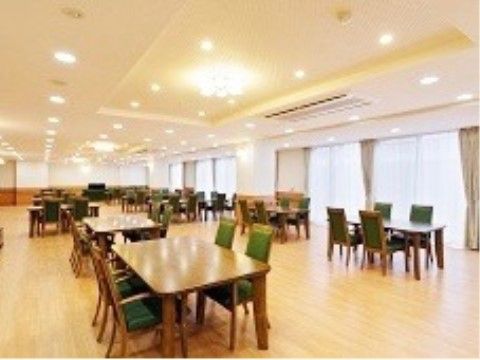 「そんぽの家 西中島」お食事をお取りいただけるダイニングは非常に広々としており、テーブルが余裕を持っていくつも配置可能です。