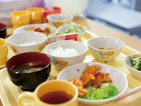 配膳トレーに彩り豊かで栄養豊富な食事がのせられたお膳