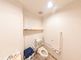 バリアフリー設計のトイレ空間